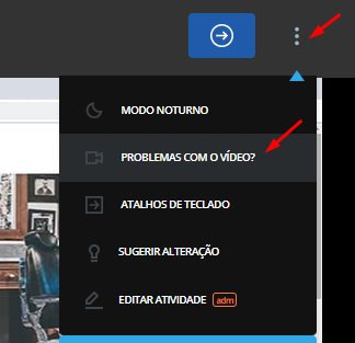 Recorte de uma captura de tela que mostra uma tela de vídeo aula da Alura. No canto superior direito, há o sinal de seta que indica ir para a próxima atividade, e em seguida três pontinhos, na vertical. Os três pontinhos foram clicados, está destacada por uma seta vermelha e um menu está logo abaixo. A segunda opção, problemas com o vídeo, está destacada e uma seta vermelha aponta pra ela.