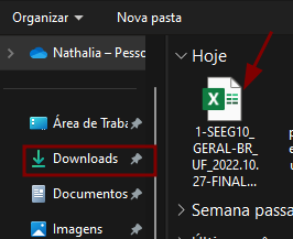 Captura de tela de uma janela do explorador de arquivos destacando a pasta “Downloads” na barra lateral esquerda com uma caixa vermelha e uma seta. Outra seta vermelha aponta para um arquivo Excel chamado "1-SEEG10_GERAL_BR_UF_2022.10.27-FINAL" na janela principal na seção "Hoje