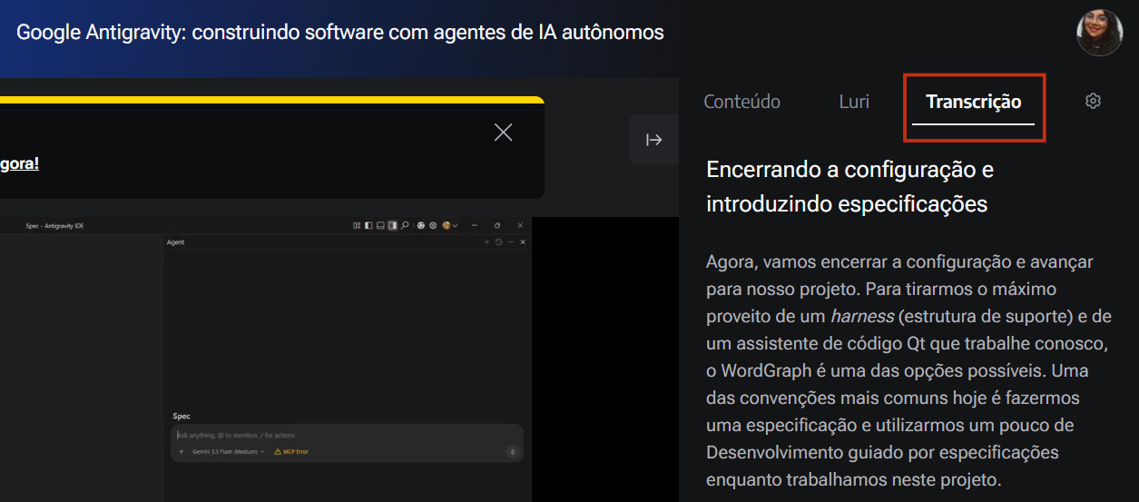 No topo da tela, exibe-se o título da aula "Google Antigravity: construindo software com agentes de IA autônomos" e a foto de perfil do usuário. O painel da direita apresenta a aba Transcrição selecionada (destacada em um retângulo vermelho).