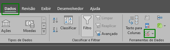 Captura de tela mostrando o painel de funcionalidades do Excel. Em destaque temos a guia dados selecionada e a subopções validação de dados marcada, dentro da seção ferramentas de dados. 