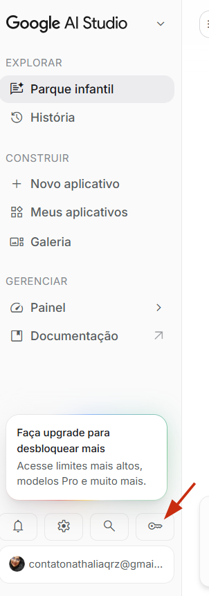 Captura de tela do menu lateral do Google AI Studio em português, com uma seta vermelha apontando para o ícone de chave no canto inferior direito, utilizado para gerenciar chaves de API.