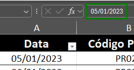 Captura de tela no excel. Na imagem mostra a data 05/01/2023 escrita na barra de fórmula sem a aspas simples antes do primeiro numero, abaixo temos a coluna Data da planilha com a primeira celular 05/01/2023 selecionada.