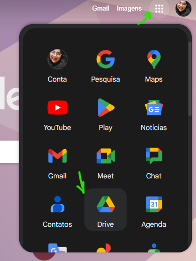 Captura de tela da página inicial do Google destacando o ícone da grade do inicializador de aplicativos no canto superior direito com uma seta verde. Outra seta verde aponta para o ícone do Google Drive no menu do inicializador de aplicativos.