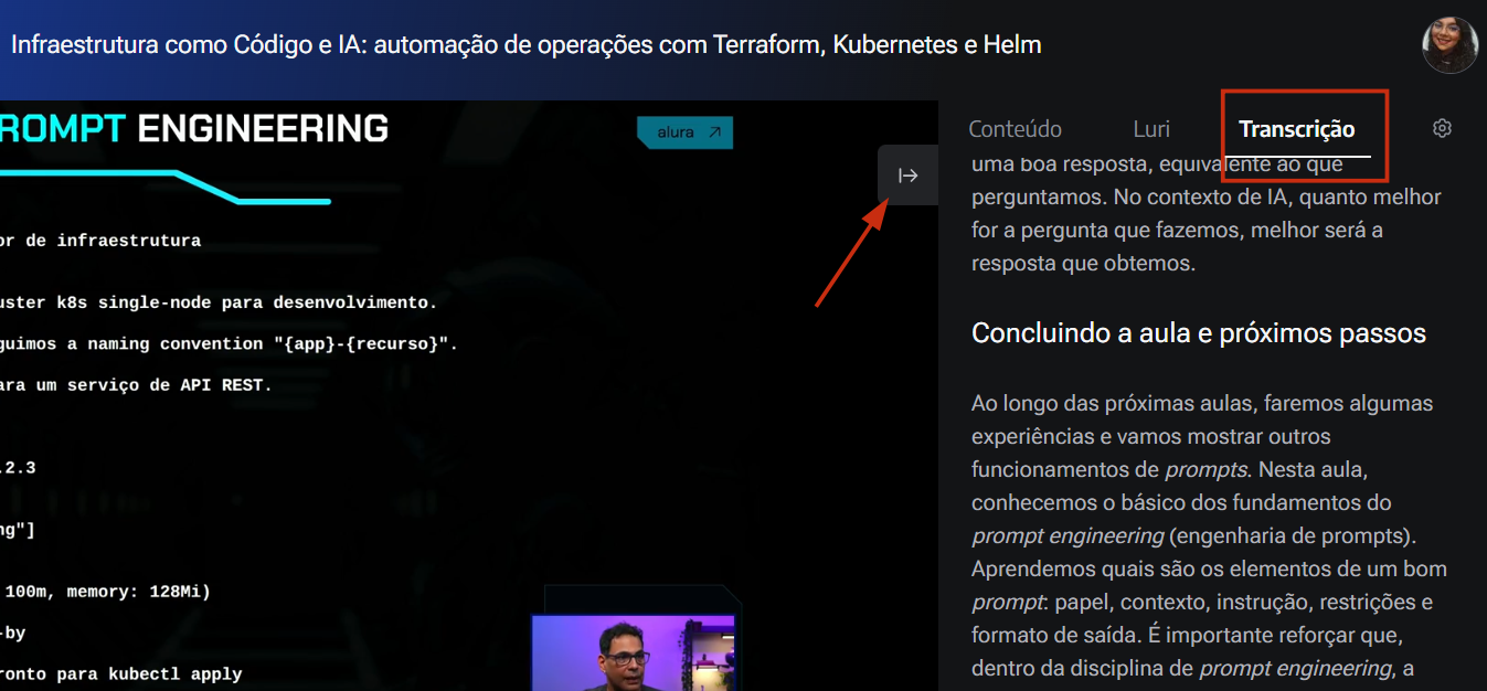 À direita da tela, há um painel lateral onde a aba "Transcrição" está selecionada dentro de um retângulo vermelho destacando a opção. O texto da transcrição apresenta explicações sobre prompt engineering. Entre o player de vídeo e a transcrição lateral, uma seta vermelha aponta para um pequeno ícone cinza com uma seta para a direita (|->), utilizado para recolher ou expandir a barra lateral.