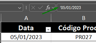 Captura de tela no excel. Na imagem mostra a data '05/01/2023 escrita na barra de fórmula com uma aspas simples antes do primeiro numero, abaixo temos a coluna Data da planilha com a primeira celular 05/01/2023 selecionada. 