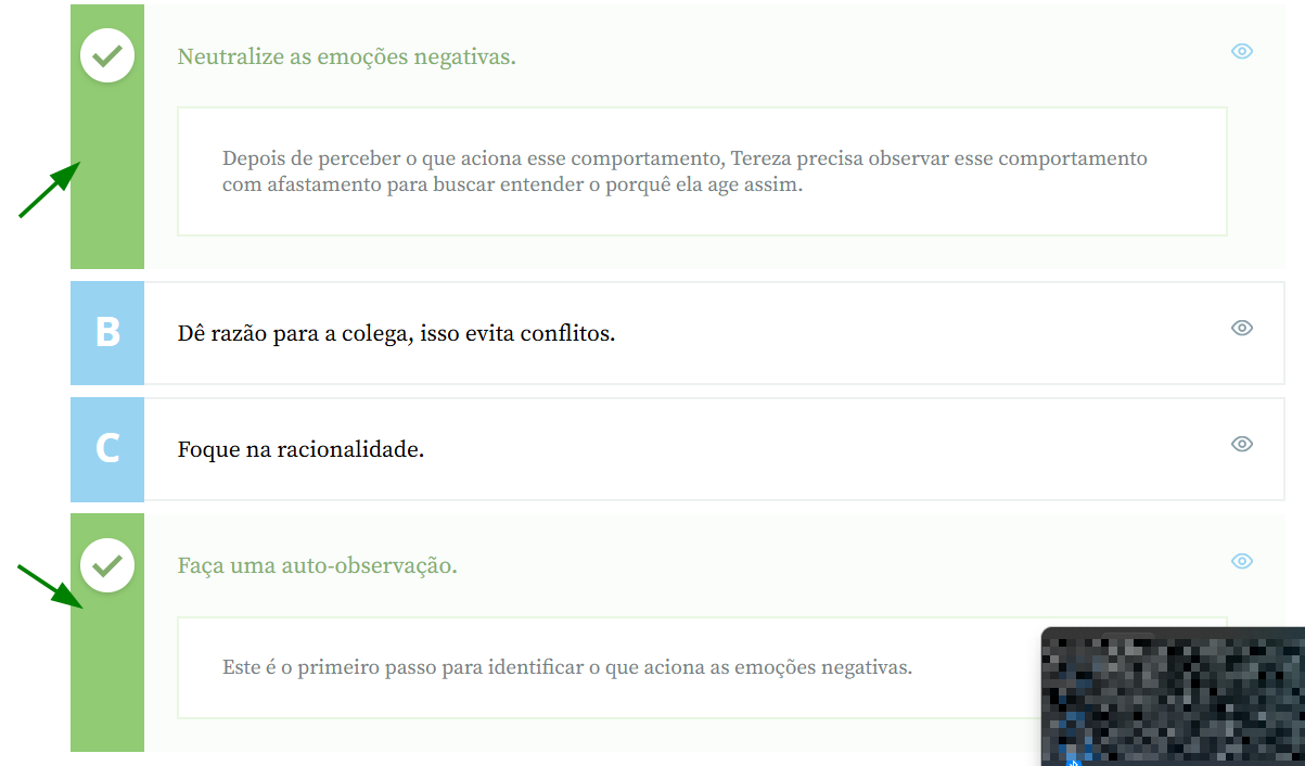 A imagem mostra uma questão de múltipla escolha com duas alternativas corretas destacadas em verde com ícone de check. A primeira, no topo, diz “Neutralize as emoções negativas”, com explicação sobre observar o comportamento com afastamento. A terceira opção, também em verde, diz “Faça uma auto-observação”, com o texto explicativo abaixo. Entre elas estão as alternativas B (“Dê razão para a colega...”) e C (“Foque na racionalidade.”) em azul. Duas setas verdes apontam para as respostas corretas.
