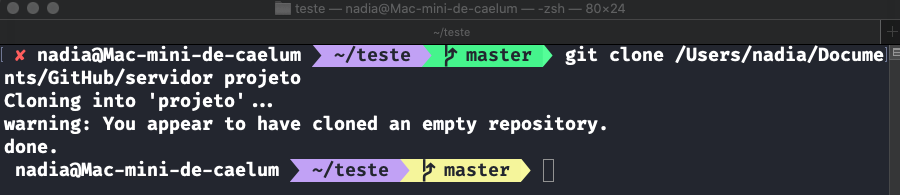 Captura de tela. A imagem apresenta a tela do terminal do MacOS. Na primeira parte, há a identificação do computador, o caminho parcial da pasta “teste” e o comando de clonagem, na seguinte ordem: git clone começa_caminho_da_pasta, barra_Users_barra_nadia_barra_Documents_barra_Github_barra_servidor, finaliza_caminho_da_pasta”. Logo em seguida, há mensagens em Inglês que, traduzindo para o Português, significam “Por fim, a última linha apenas contém a identificação do computador e o caminho parcial da pasta “teste”.