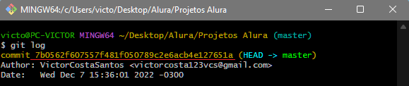 A imagem mostra parte do terminal do git bash, com o fundo     preto, em destaque ao topo da imagem temos o computador do usuário e também  a pasta no qual o terminal está aberto, com um maior destaque logo abaixo temos o  commit e ao lado o número ou identificador, há um sublinhado(uma  linha em vermelho embaixo desse identificador) para dar um maior destaque na área de maior interesse para a necessidade do aluno.