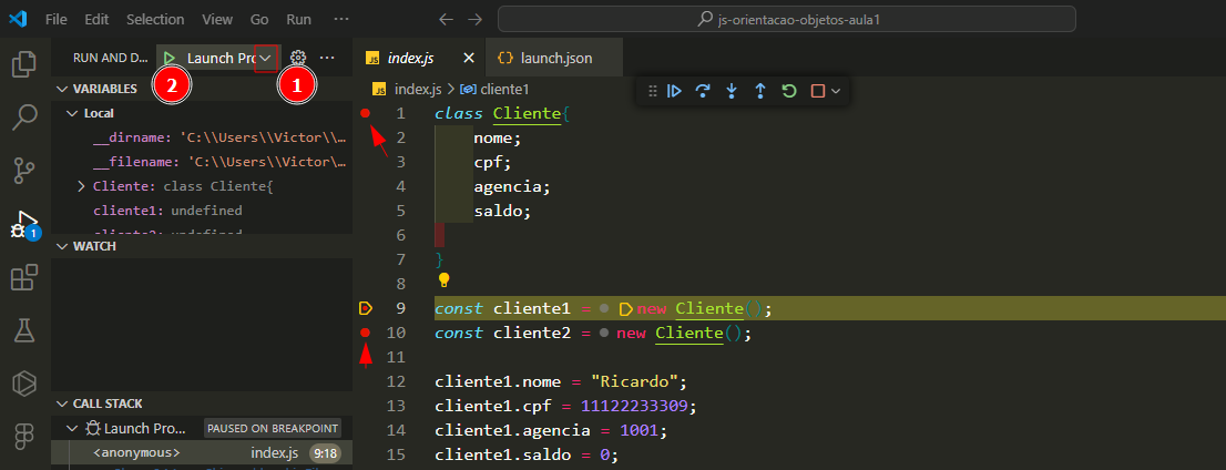 A imagem mostra uma tela de um ambiente de desenvolvimento de código, com um script em JavaScript sendo editado e depurado. A IDE exibe o código-fonte de um arquivo chamado “index.js”, onde uma classe chamada “Cliente” é definida com propriedades como “nome”, “cpf”, “agencia” e “saldo”. Duas instâncias dessa classe são criadas, nomeadas “cliente1” e “cliente2”, e valores específicos são atribuídos às propriedades da instância “cliente1”. Painéis à esquerda mostram variáveis locais e a pilha de chamadas durante a depuração, com um breakpoint definido na linha 9 do código.