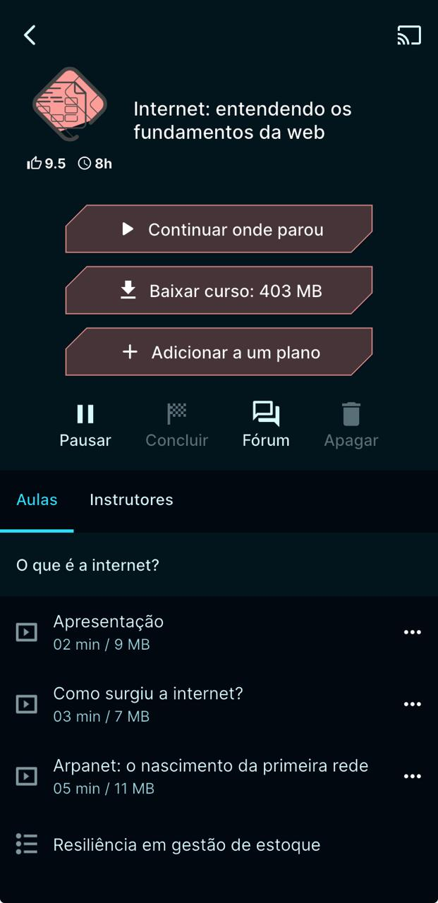 Dentro do app da Alura, aparece a opção baixar curso