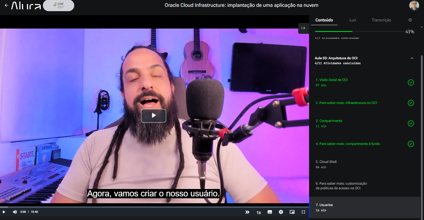 Imagem mostra um screenshot da plataforma Alura, com o título "Oracle Cloud Infrastructure: implantação de uma aplicação na nuevm", no topo do screenshot. À esquerda, temos a imagem congelada do início do vídeo da atividade 7.Usuários - atividade selecionada na lista de tópicos à direita, na parte inferior.