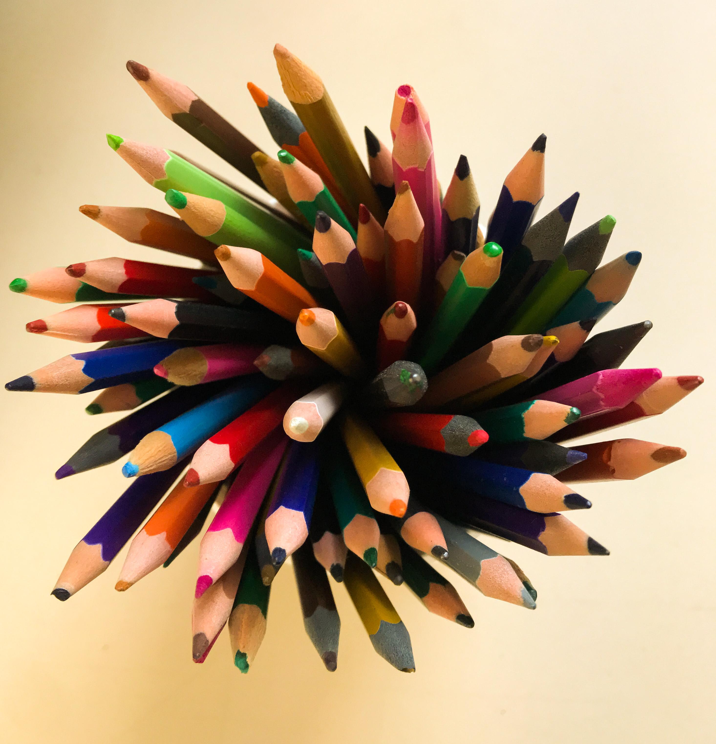 Lápis de diversas cores, visto de um ângulo acima