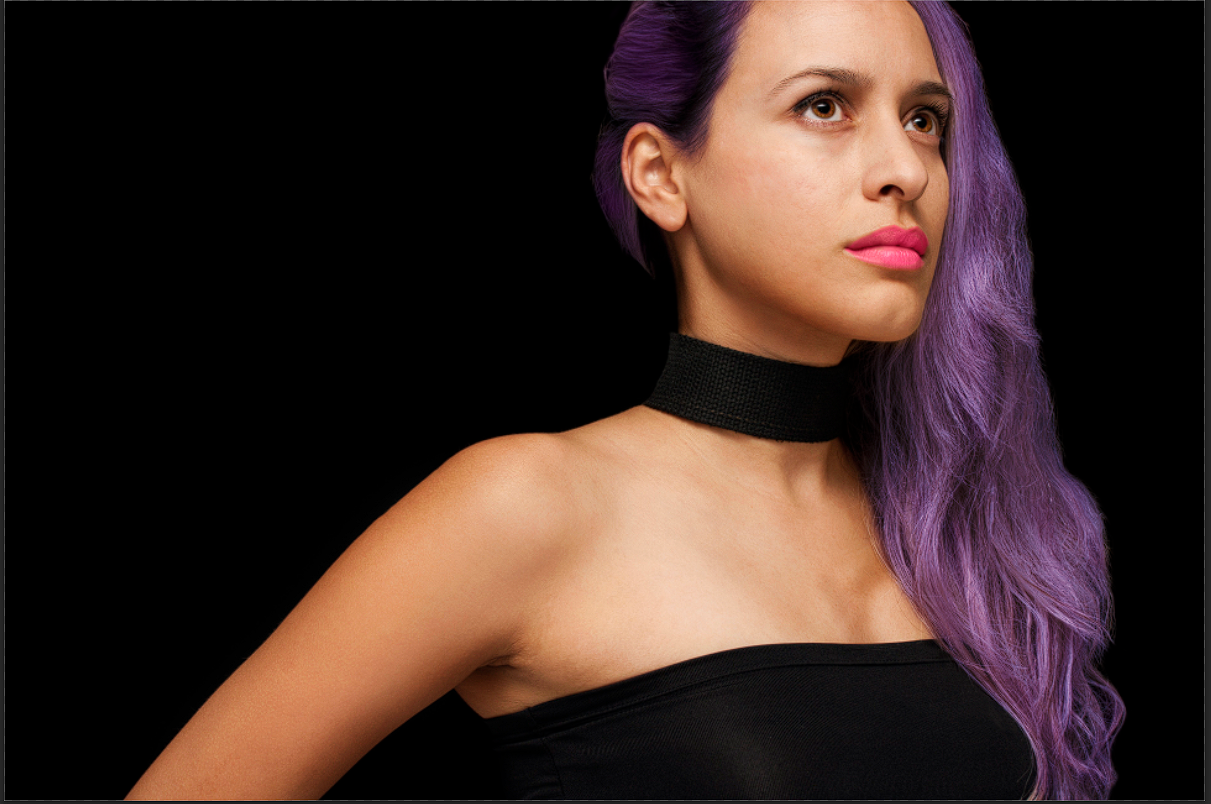 Modelo com cabelo roxo, após edições no Photoshop