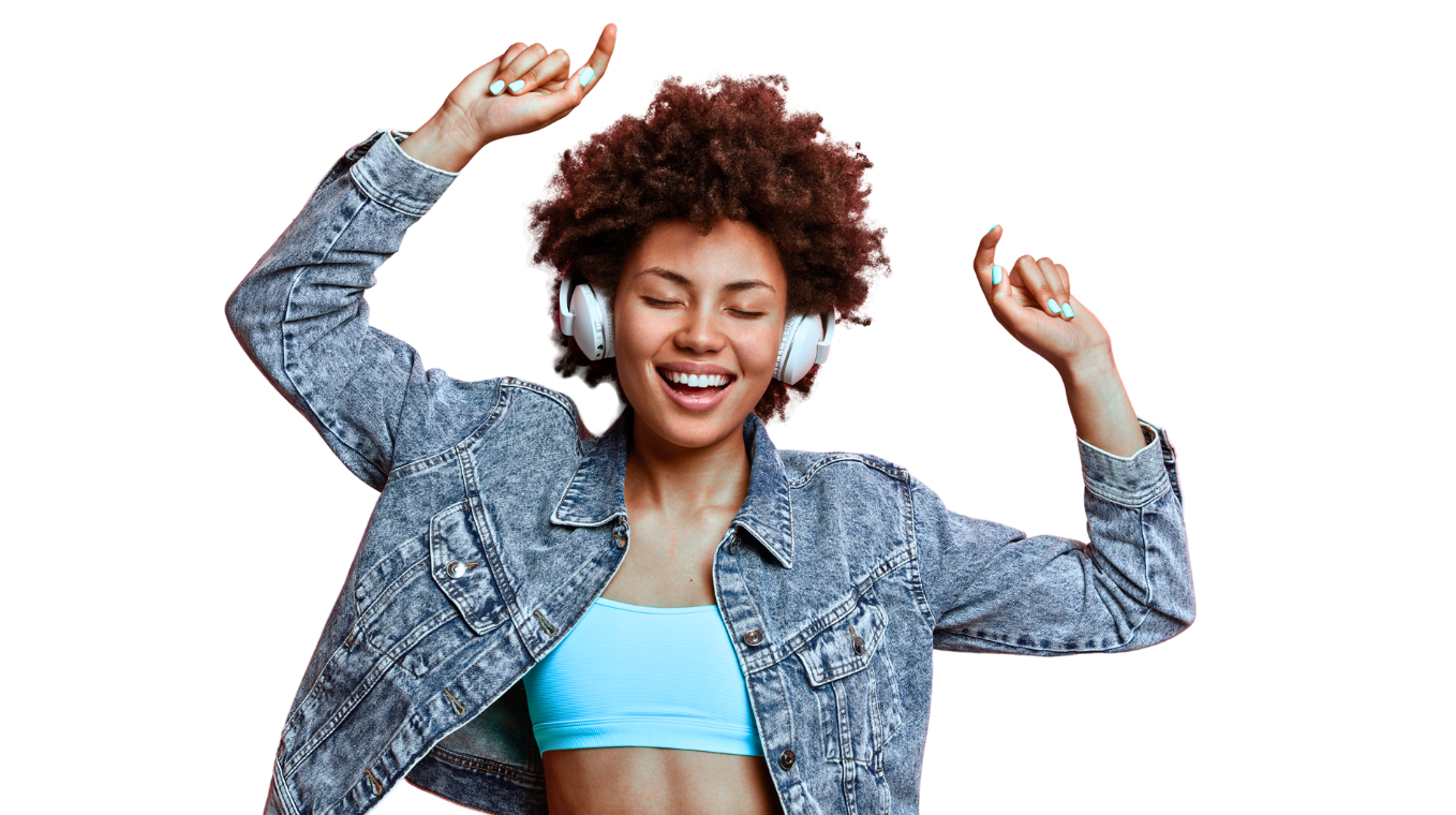 Mulher negra jovem sorrindo, com cabelo black power, usando headphone branco, jaqueta jeans e um top azul claro