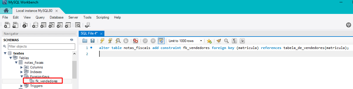 Tela principal do workbench, onde o comando alter table notas_fiscais add foreign key (matricula) references tabela_de_vendedores(matricula); foi executado e a constraint foi criada com o nome padrão do banco de dados notas_fiscais_ibkf_1, que está destacado com um retângulo vermelho sem preenchimento