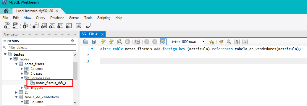 Tela principal do workbench, onde o comando alter table notas_fiscais add constraint fk_vendedores foreign key (matricula) references tabela_de_vendedores(matricula); foi executado e a constraint foi criada com o nome especificado no comando fk_vendedores, que está destacado com um retângulo vermelho sem preenchimento