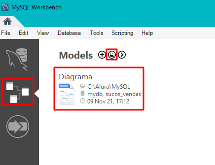 Na tela inicial do Workbench, na area de Models, onde no menu lateral a esquerda, o segundo botão(botão com três tabelas interligas), o diagrama que foi aberto recentemente e o botão de abrir diagramas salvos no computador(botão com a imagem de uma pasta), que é o segundo botão após o nome Models, estão destacados com um retângulo vermelho sem preenchimento