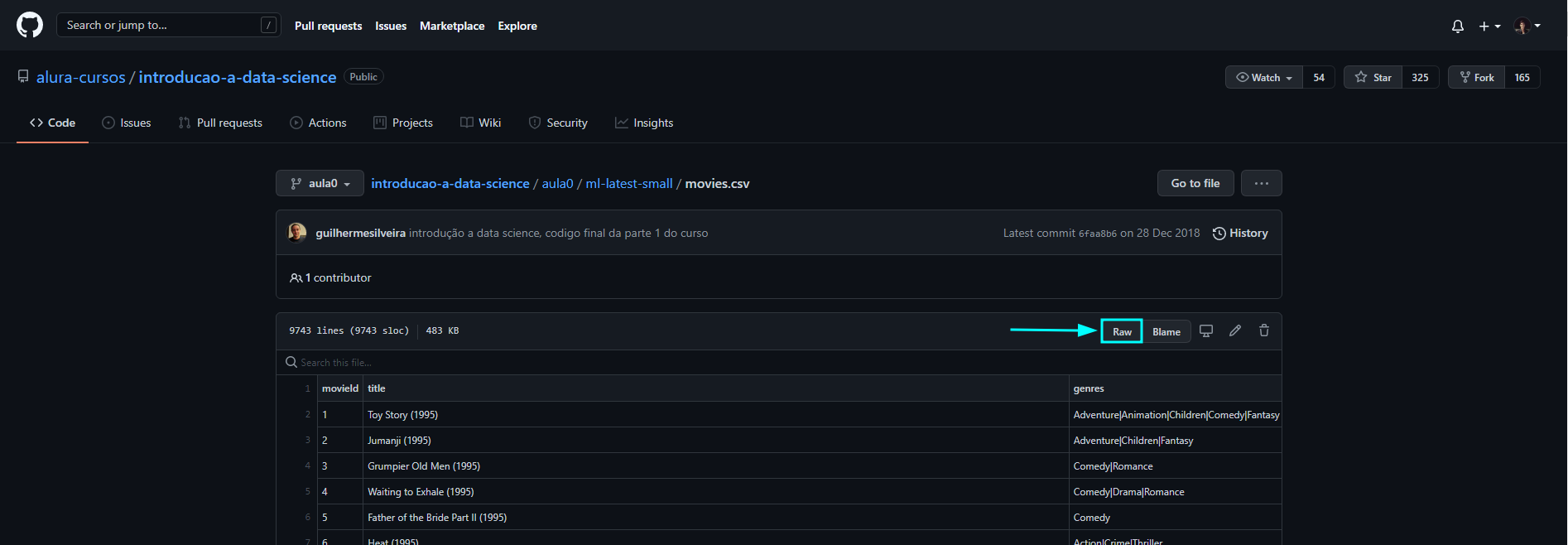 Print da tela do github do instrutor do curso no arquivo 'movies.csv'. Há um destaque indicando o botão 'Raw', no canto direito da tela.