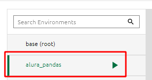 Imagem com fundo branco da interface do anaconda onde são apresentados dois ambientes, o base e o alura_pandas. O segundo ambiente citado está selecionado e destacado por um retângulo vermelho