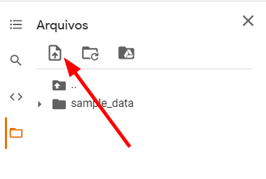 Barra lateral esqueda do Google Colab com a aba "Arquivos" aberta. Essa aba possui 3 ícones na parte superior, o primeiro ícone encontra-se destacado com uma seta vemelha. Esse primeiro ícone é representado por uma pequena folha juntamente de uma pequena setinha indicando um "upload"