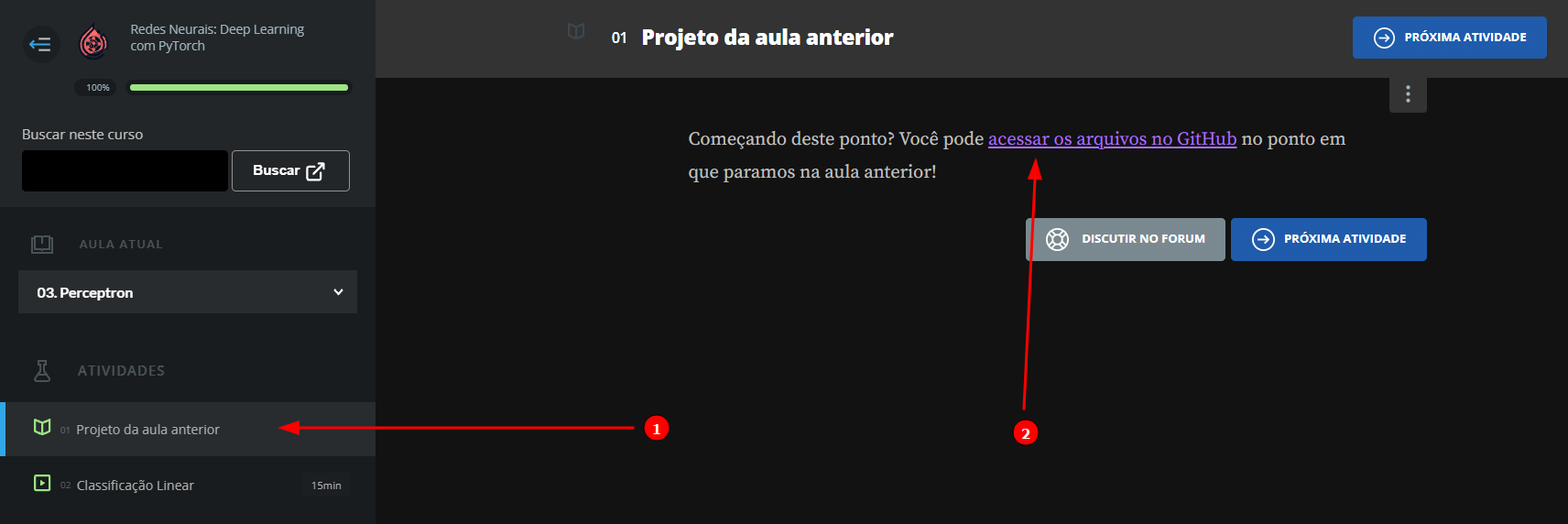 Imagem com fundo preto da aula 3 do curso de Redes Neurais: Deep Learning com Pytorch. Uma seta vermelha seguida pelo número 1 está destacando a parte Projeto da aula anterior. E outra seta, também vermelha e seguida pelo número dois está indicando o link "acessar os arquivos no GitHubb"