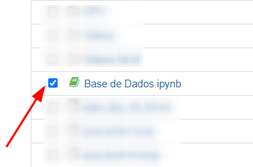Notebook Base de Dados.ipynb com a checkbox do lado esquerdo selecionada na cor azul. Uma seta vermelha está apontando para essa checkbox