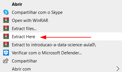 Opções apresentadas ao clicar com o botão direito do mouse em um arquivo compactado. A opção "Extract Here", em português "Extrair aqui", encontra-se destacada por uma seta vermelha