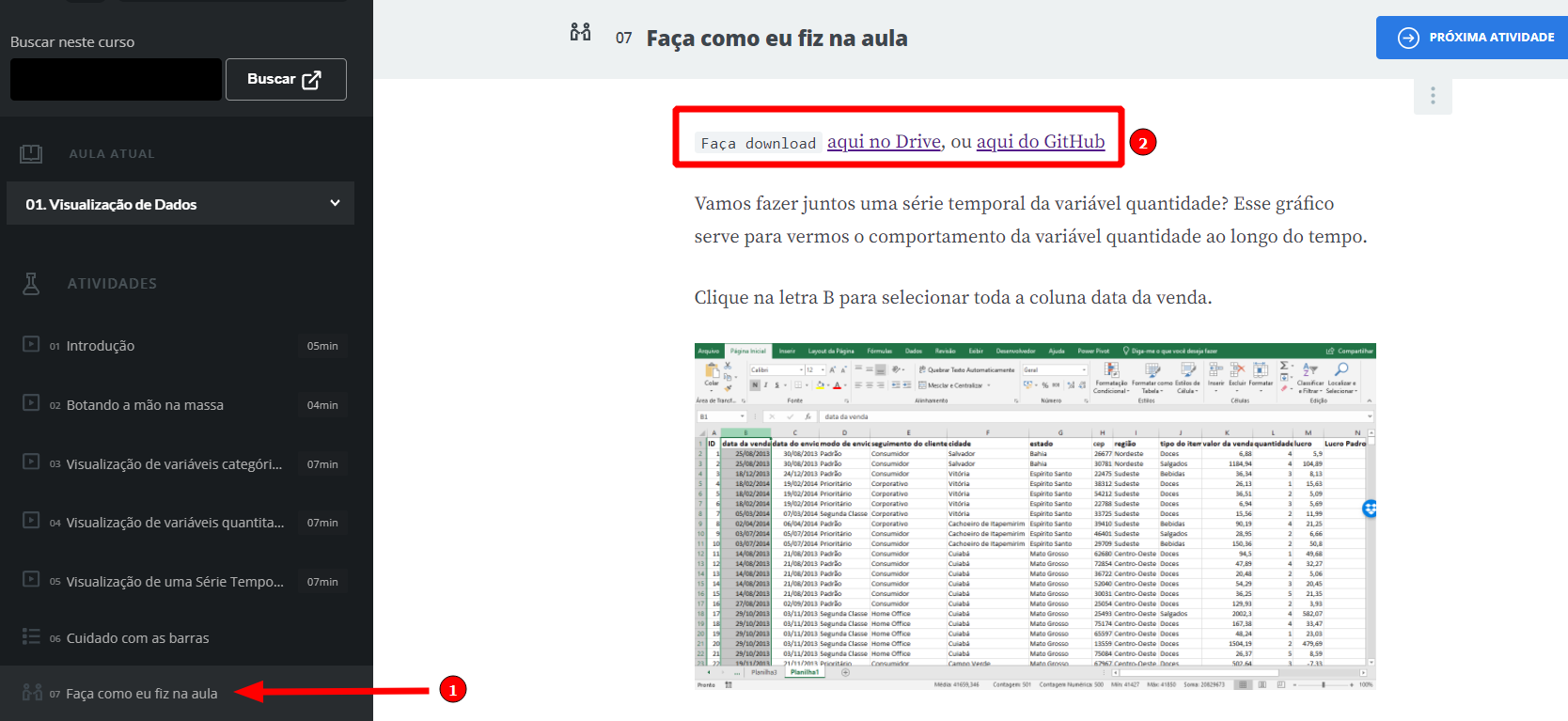 Imagem com fundo branco, onde existe uma barra lateral esqueda na cor preta que está apresentando os módulos da aula 01. O módulo 07 Faça como eu fiz na aula encontra-se selecionado e desstacado por uma seta vermelha acompanhada pelo número 1. Mais para o meio da imagem, na parte mais superior, a opção Faça download aqui no Drive ou aqui no GitHub encontra-se destacada por um retângulo vermelho e o número 2