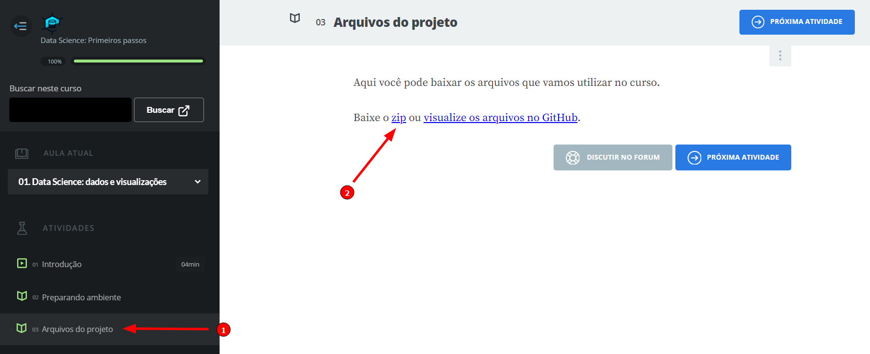 Aula 1, parte 3 "Arquivos do projeto". Uma setinha vermelha seguida do número 1 destaca a aba "Arquivos do projeto" . Uma outra setinha vermelha seguida pelo número 2  destaca a palavra "zip" que está referenciando um link