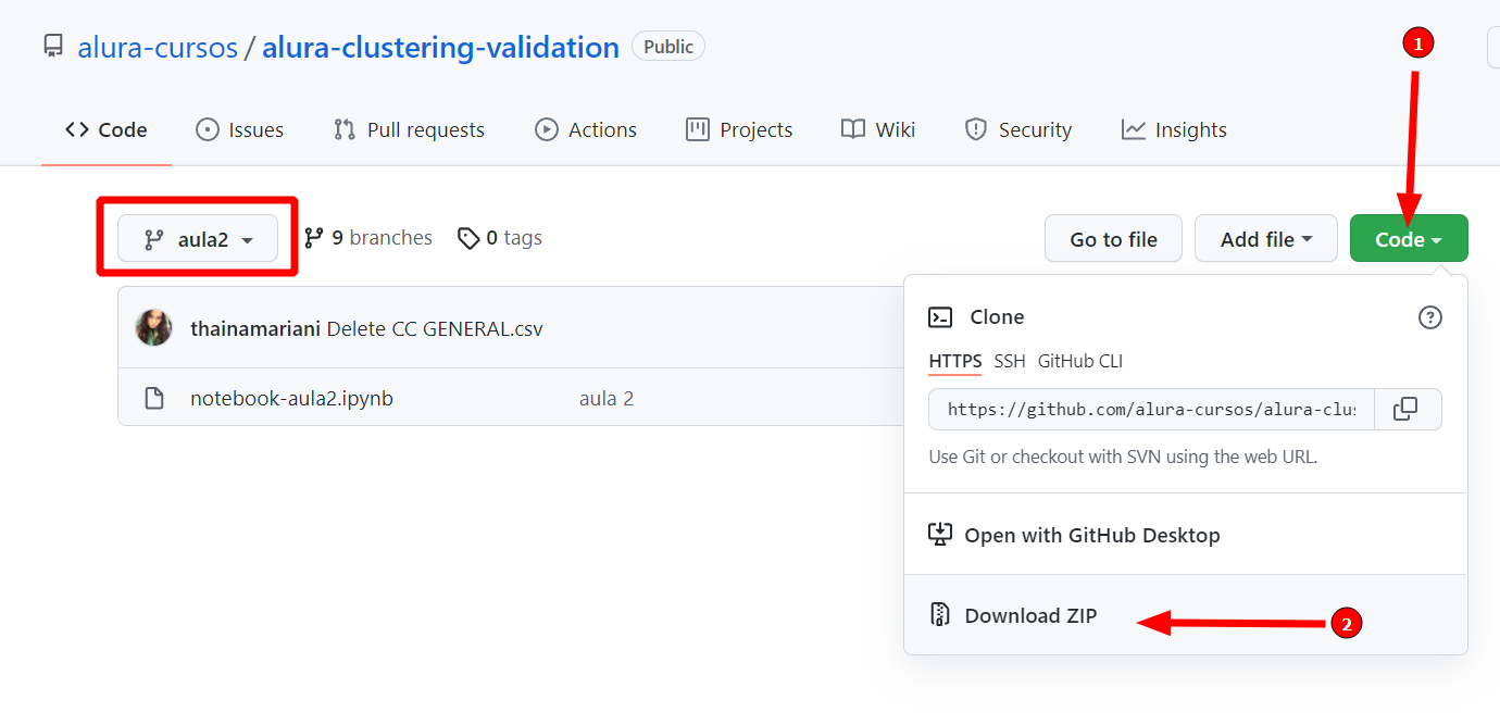 Imagem com fundo branco referente a interface do GitHub. Nessa interface está sendo apresentado o arquivo do repositório do curso de clustering. O arquivo existente está nomeado como notebook-aula2.ipynb. A opção verde localizada no canto superior direito encontra-se destacada pelo número 1 e uma seta vermelha. A opção Download ZIP também encontra-se destacada, mas pelo número dois e uma seta vermelha