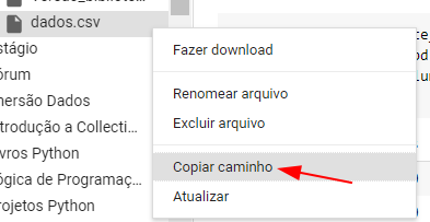 Imagem da barra lateral esquerda do colab, onde agora são mostrados alguns arquivos. O arquivo dados.csv está destacado e uma setinha vermelha aponta para a opção 'Copiar caminho'