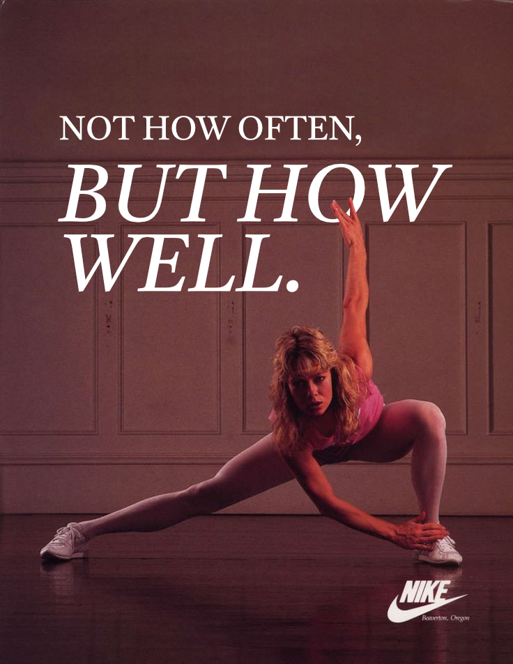 Mulher de roupa de ginasta com um tênis branco, uma sala com a iluminação roxa com a frase em inglês "Not How often, But how well." Tradução para o texto: “Não com que frequência, mas com que qualidade”