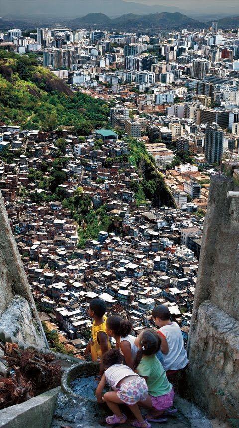 Esta imagem transmite o fator real de minha mudança e atual posicionamento para uma transição de carreira. As condições semelhantes às da foto me formaram segurança patrimonial, pois entendi que era a maneira de me posicionar longe de tudo que este ambiente me oferecia: sujeira, precariedade, descaso, insegurança e fome de uma escolha que não era minha, mas entender segurança para mim mesmo.
Com o tempo pude entender que não poderia mudar o ambiente, mas mudaria a mim mesmo, saindo dele. 
E foi o que fiz, mesmo com reprovação de todos. 
Hoje posso entender seus medos.  Grandes escolhas trazem grandes responsabilidades, mas não dá para ser feliz só de medos.
Agora tenho um sorriso mais leve e uma noite de sono tranquila, e isso não tem ouro no mundo que supere.