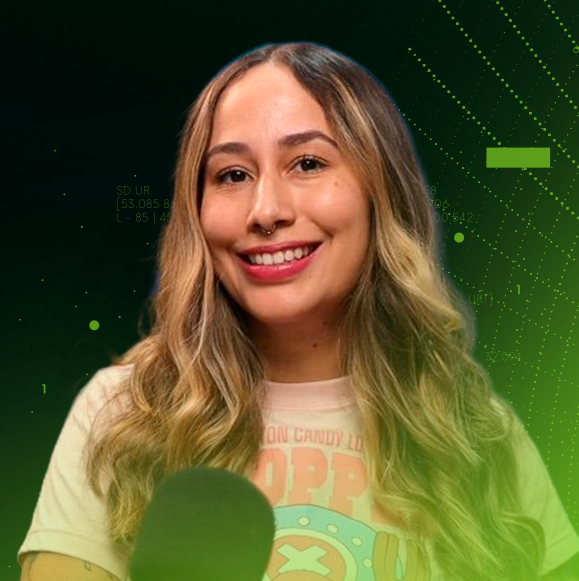Imagem de Valquiria, Instrutora de Data Science na Alura. Valquiria está com uma camiseta rosa e o fundo é um gradiente verde.