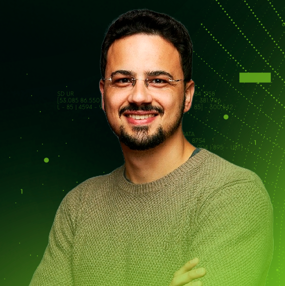 Foto de Vinicius Caridá, Especialista Executivo em Dados e IA no Itaú Unibanco. Vinicius está com um moletom bege e o fundo é um gradiente verde.