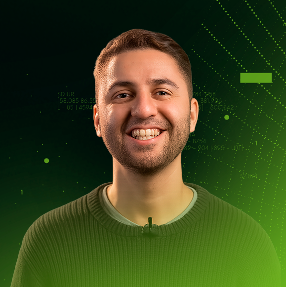 Imagem de Guilherme Lima, Tech Educator na Alura. Guilhereme está com um moletom cinza e o fundo é um gradiente verde.
