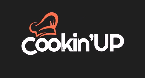 Logotipo com fundo preto e texto "Cookin'Up", onde acima da letra "o" há imagem estilizada de um chapéu de chef laranja. As letras são brancas. O texto está centralizado horizontalmente no espaço da imagem.