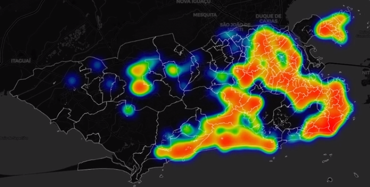 Mapa de calor de concentração de imóveis à venda no Rio de Janeiro em tema escuro. O mapa é composto pelo contorno da cidade do Rio de Janeiro com pontos azuis, verdes, amarelos e vermelhos.
