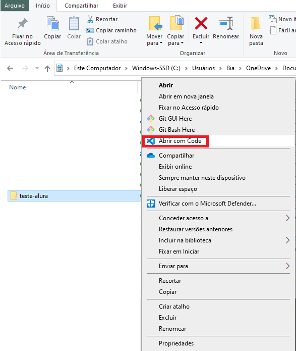 a imagem mostra o resultado da janela que abre após clicar com o botão direito na pasta e sinaliza para clicar no botão "abrir com o Code"