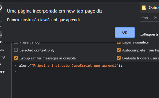 imagem, temos o código com a instrução `alert("Primeira instrução JavaScript que aprendi");`. E o alert() identifica que é uma *string* e envia a informação ao navegador, que por sua vez aciona o *pop up* com a frase 