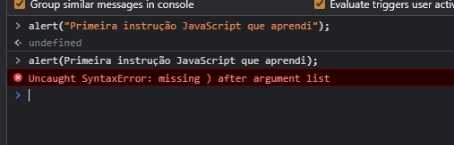 temos a instrução `alert(Primeira instrução JavaScript que aprendi);`. Perceba que a frase agora está sem aspas e o navegador informa que há um erro de sintaxe, ou seja, ele não entende que essa informação é uma string 