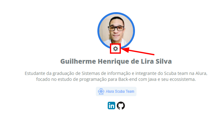 Página do usuário da Alura com um destaque em vermelho no ícone abaixo da foto do usuário. Uma seta vermelha ressalta que o ícone de engrenagem abaixo da imagem do usuário deve ser clicada para acessar a página de configurações do perfil de usuário