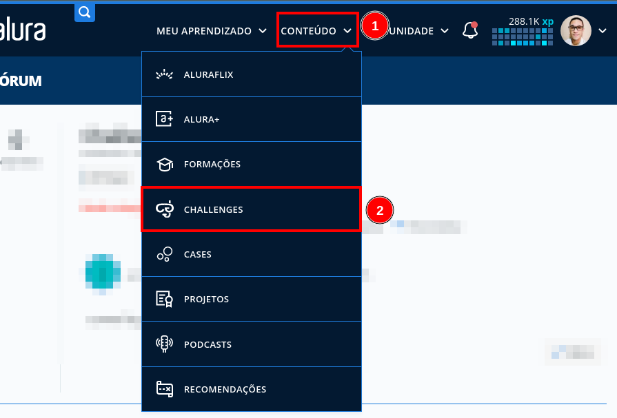 Página inicial da plataforma Alura, com um destaque no menu superior da página, na segunda opção "Conteúdo", que ao ser clicada exibe mais opções, e dentre elas, a quarta opção destacada em vermelho: "Challenges"