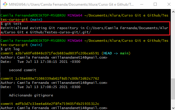 Screenshot da tela do GitBash com destaque no comando git init, gerando como resposta a mensagem: "Reinitialized existing Git repository in C:/Users/Camila Fernanda/Documents/Alura/Curso Git e Github/Testes-curso-git/.git/". E posteriormente, é utilizado o comando git log normalmente.