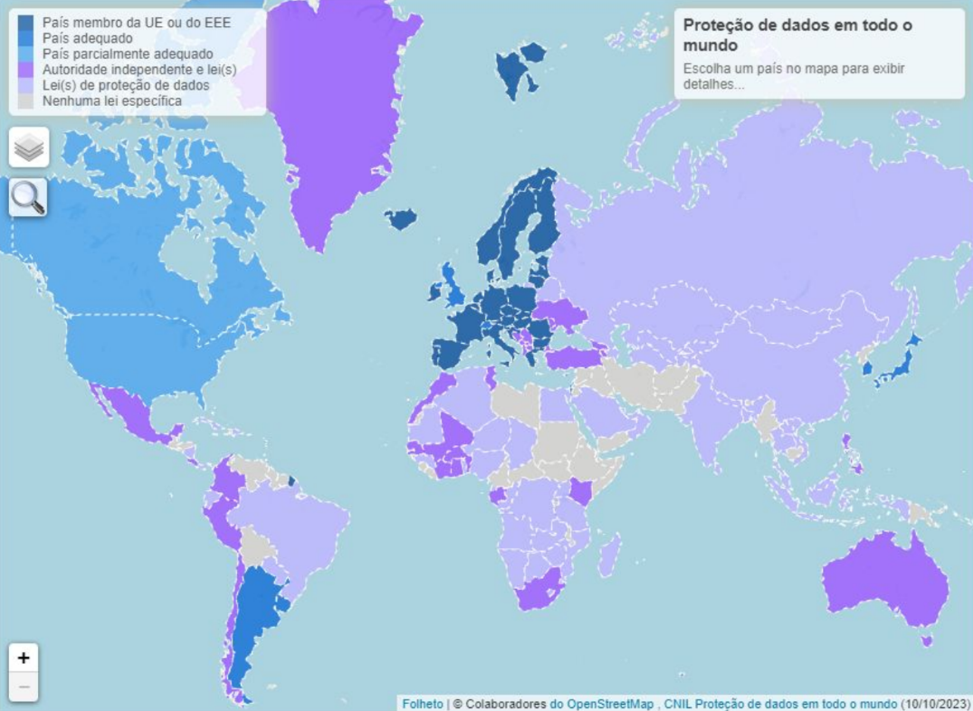 Mapa-múndi colorido indicando o nível de proteção de dados por país. Países da União Europeia e do Espaço Econômico Europeu estão marcados em azul-escuro, indicando serem membros ativos com leis de proteção de dados. Níveis variados de adequação e proteção de dados são representados em tons de lilás, roxo e azul-claro. Alguns países não possuem leis específicas e estão em branco. No canto inferior esquerdo há ícones de controle de zoom e acima um chaveiro de legenda com cores correspondentes. No canto superior direito, o título 'Proteção de dados em todo o mundo' com instrução para selecionar um país para mais detalhes.