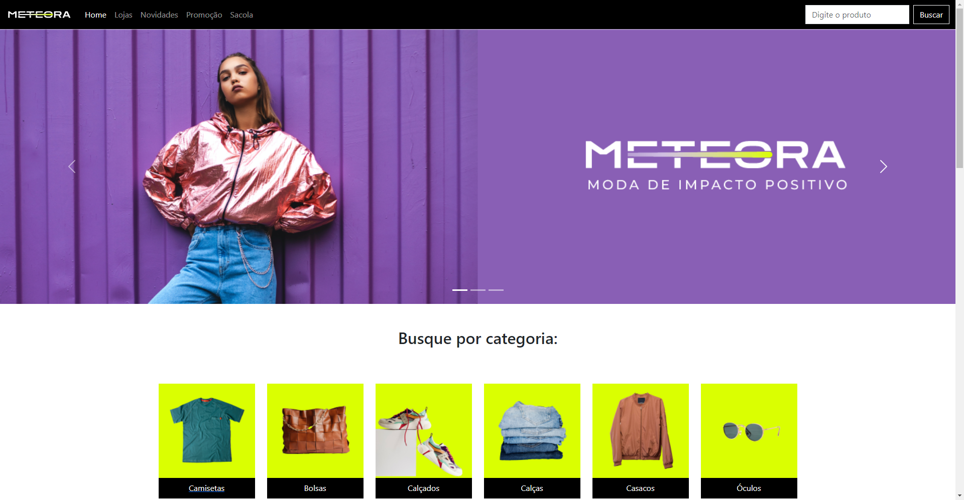 Página web da loja de roupas Meteora. No topo, menu de navegação com as opções 'Home', 'Lojas', 'Novidades', 'Promoção', 'Sacola' alinhados à esquerda e um campo de busca alinhado à direita. Logo abaixo, banner promocial com o logotipo da marca e foto de uma modelo feminina encostada em uma parede roxa. Ela veste uma jaqueta metalizada cor de rosa e calça jeans azul, com uma corrente como acessório. Logo abaixo, há seis quadrados que destacam diferentes categorias de produtos, como 'Camisetas', 'Bolsas', 'Calçados', 'Calças', 'Casacos' e 'Óculos', cada um com uma imagem representativa da categoria sobre um fundo amarelo neon.