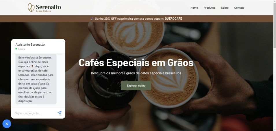 Site Serenatto Grãos Nobres. No topo, há um logotipo da Serenatto com a inscrição 'Serenatto Grãos Nobres' e um menu com as opções 'Home', 'Produtos', 'Sobre' e 'Contato'. Abaixo, uma faixa marrom com o texto 'Ganhe 20% OFF na primeira compra com o cupom: QUEROCAFE'. No centro da imagem, há uma fotografia de três mãos segurando xícaras de café, com o texto sobreposto 'Cafés Especiais em Grãos', seguido por 'Descubra os melhores grãos de cafés especiais brasileiros'. Abaixo, um botão verde com a inscrição 'Explorar cafés'. À esquerda, há uma caixa de texto de mensagem intitulada 'Assistente Serenatto' informando sobre a disponibilidade de um assistente online, com uma mensagem de boas-vindas e um campo para digitar perguntas.