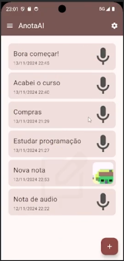 Captura de tela do AnotaAI. Na parte superior temos o cabeçalho do aplicativo, na cor marrom, com um botão com ícone de lista, para o menu, no canto esquerdo, seguido do título "AnotaAi" e um botão com ícone de engrenagem, para configurações, do lado direito. Os botões e o título estão na cor branca. As notas e o fundo do aplicativo são em dos diferentes de rosa e a interface é bastante minimalista. Cada cartão de nota tem um título, abaixo dele tem o horário e data da última edição nota, e, do lado esquerdo, há um ícone. A maioria das notas tem ícones de microfone, indicando notas de áudio, mas a nota de título "Nova nota" tem uma imagem como ícone.  Os títulos das notas são 'Bora começar!', 'Acabei o curso', 'Compras', 'Estudar programação', 'Nova nota' e 'Nota de áudio', e o horário da última edição à direita, variando de '13/11/2024 22:45' a '12/11/2024 22:22'. No canto inferior direito do aplicativo tem um botão quadrado, de bordas arredondadas, com um "+", para criar novas notas.