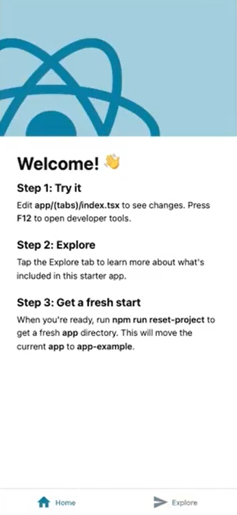 Tela de boas-vindas em inglês para um aplicativo de celular React Native com Expo no modo claro. No topo, banner de um átomo sobre um fundo azul. Abaixo, título de boas-vindas e emoji de mão acenando. Em seguida, uma lista de três passos com instruções para editar arquivo, aprender mais sobre o aplicativo na aba Explore e resetar o projeto. Na parte inferior, há duas abas: 'Home' e 'Explore'.