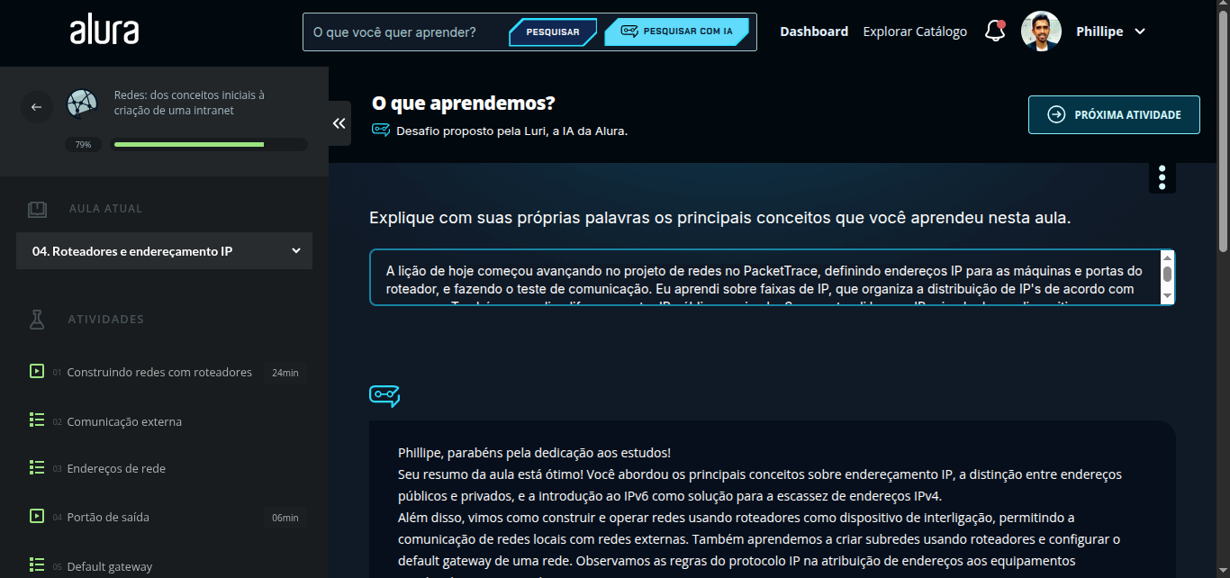 A imagem mostra a página "O que aprendemos" com os campos de 1) inserção de resposta em forma discursiva e 2) o feedback da Luri, inteligência artificial da Alura